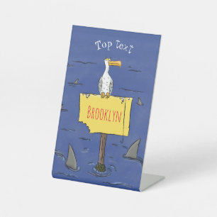 Grappig zee vogel omringd door cartoon van haaien reclamebord met voetstuk