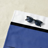 Grappig zee vogel omringd door cartoon van haaien strandlaken (In situ)