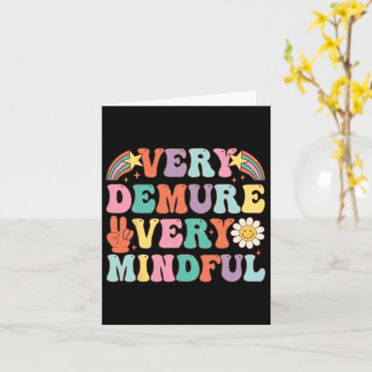 Grappig Zeer Demure Zeer Mindful Trend Demure &amp Kaart (Gele Bloem)