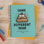 Grappig zelfde onzin 2025 planner<br><div class="desc">Iedereen ervaart 'dezelfde rotzooi, verschillende jaarmomenten', maar met onze grappige 2025-planner kunnen die momenten iets minder cringey worden. Uitgelicht door een leuke blauwgroen achtergrond, zwaait deze planner met een hilarisch trieste poepemoji en draagt zelfs jouw naam mee met het jaar. Handig, praktisch, maar vooral, het faalt nooit om je dag...</div>