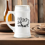 Grappig zestig, wat citaat 60th Birthday Bierpul<br><div class="desc">Grappig Zestig zo wat Quote 60th Birthday Beer Stein. Deze bierstein is perfect voor iemand die de 60e verjaardag viert. Het komt met een grappig en inspirerend citaat 60 dus wat in de hedendaagse zwarte typografie, en is ideaal voor een persoon met een gevoel van humor. Leuk als verjaardagscadeau voor...</div>