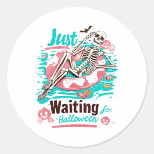 Grappig zomerskelet dat wacht op Halloween Ronde Sticker
