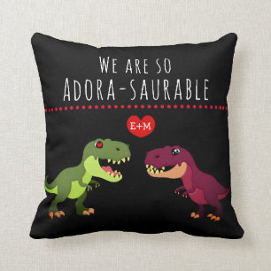 Grappig zwart dinosauruspaar houdt van Valentijnsd Kussen