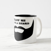 Grappig zwart en wit "Volg me, ik heb een baard" Tweekleurige Koffiemok (Voorkant rechts)