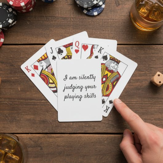 Grappig zwijgend je speelvaardigheid beoordelend pokerkaarten
