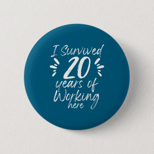 Grappige 20 werkjubileum overleefde werknemer ronde button 5,7 cm