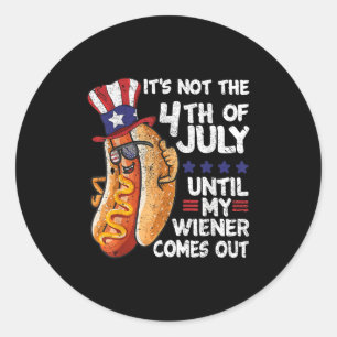 Grappige 4 juli Hot Dog Wiener komt uit BBQ Par Ronde Sticker