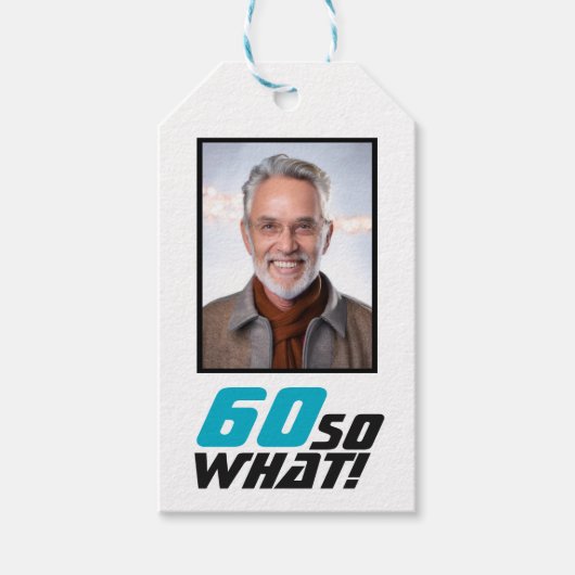 Grappige 60 dus wat Quote Foto 60ste verjaardag Cadeaulabel (Voorkant)