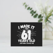 Grappige 61e verjaardag citaat Sarcasme 61 jaar ou Briefkaart (Staand voorkant)