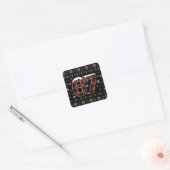 Grappige “67” Kerst Meme – Rood & Groen Karo Vierkante Sticker (Envelop)