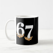 Grappige 67 Meme handen Slang Gen Alpha Zes Zeven Koffiemok (Links)