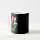 Grappige 67 Meme Kerstmis Zes Zeven Kerstman Sneeu Koffiemok (Voorkant links)