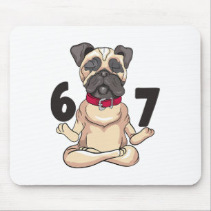 Grappige 67 Pug Hond Yoga Handpositie Grafisch  Muismat