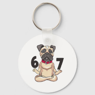 Grappige 67 Pug Hond Yoga Handpositie Grafisch Sleutelhanger