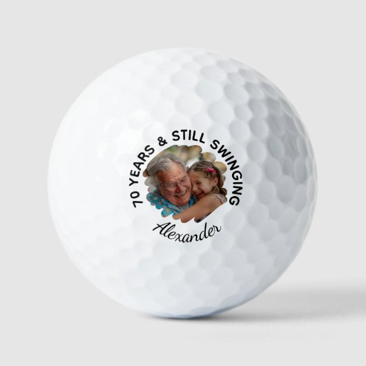 Grappige 70e verjaardag nog steeds swingende foto golfballen (Voorkant)
