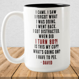 Grappige 80e verjaardag Hilarische oude leeftijd g Tweekleurige Koffiemok