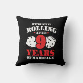 Grappige 9e verjaardag koppels die 9 jaar getrouwd kussen (Achterkant)