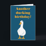 Grappige aangepaste bericht Witte Eend Verjaardags Kaart<br><div class="desc">Pas zowel het bericht op de voorkant als binnenin deze kaart aan om de perfecte groet voor elke gelegenheid te creëren. Deze kaart heeft een eenvoudige illustratie van een witte eend met een oranje snavel en poten tegen een marineblauwe achtergrond met uw bericht in bijpassend oranje. Maak plezier met het...</div>