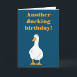 Grappige aangepaste boodschap Witte Eend Verjaarda Kaart<br><div class="desc">Pas zowel de boodschap op de voorkant als binnenin deze kaart aan om de perfecte groet te creëren voor elke gelegenheid. Deze kaart heeft een eenvoudige illustratie van een witte eend met een oranje snavel en poten tegen een marineblauwe achtergrond met uw boodschap in bijpassend oranje. Maak plezier met het...</div>