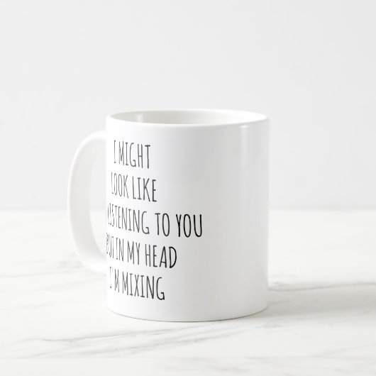 Grappige aangepaste diskjockey, denken over het me koffiemok (Voorkant links)