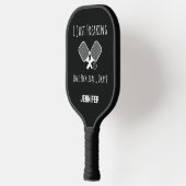 Grappige Aangepaste Trendy Humoristische Typografi Pickleball Paddle (Links)