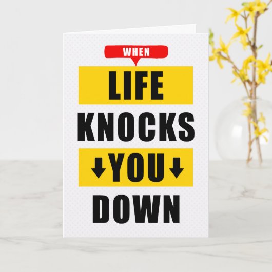 Grappige aanmoediging Het leven slaat je neer Kaart (Gele Bloem)