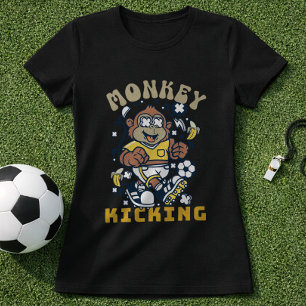 Grappige aap voetbalspeler die tegen bal schopt t-shirt