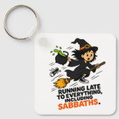 Grappige ADHD Heks Te Laat Halloween Sleutelhanger (Voorkant)
