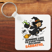 Grappige ADHD Heks Te Laat Halloween Sleutelhanger (Voorkant)