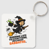 Grappige ADHD Heks Te Laat Halloween Sleutelhanger (Achterkant)