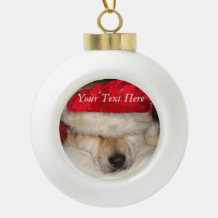 grappige akita-hond gekleed als santa keramische bal ornament