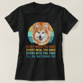 Grappige Akita Inu of Kuma Inu Hond Elke Snack die T-shirt (Design voorkant)