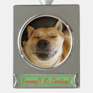 grappige akita leuke hond glimlacht op kerst verzilverd banner ornament
