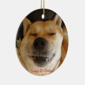 grappige akita schattige hond glimlacht op kerst keramisch ornament (Rechts)