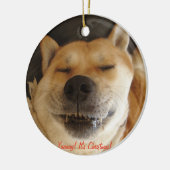 grappige akita schattige hond glimlacht op kerst keramisch ornament (Links)