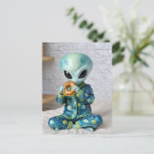 Grappige alien die een bagel in bed eet briefkaart (Staand voorkant)