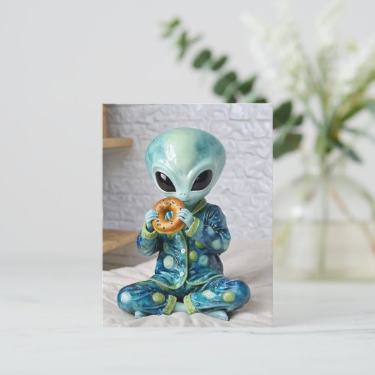 Grappige alien die een bagel in bed eet briefkaart (Staand voorkant)