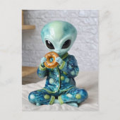Grappige alien die een bagel in bed eet briefkaart (Voorkant)