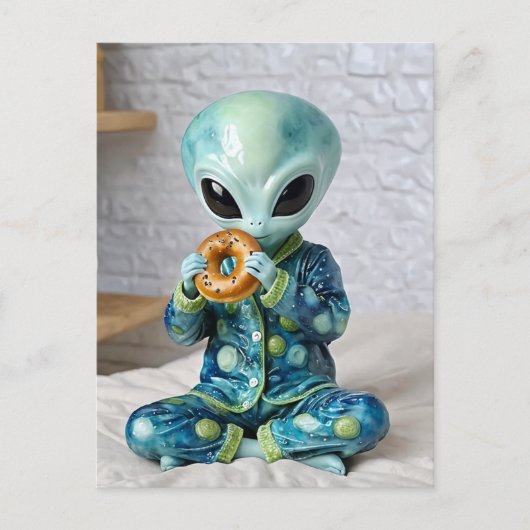 Grappige alien die een bagel in bed eet briefkaart (Voorkant)