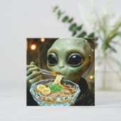 Grappige Alien die Ramen Noedels eet (Staand voorkant)