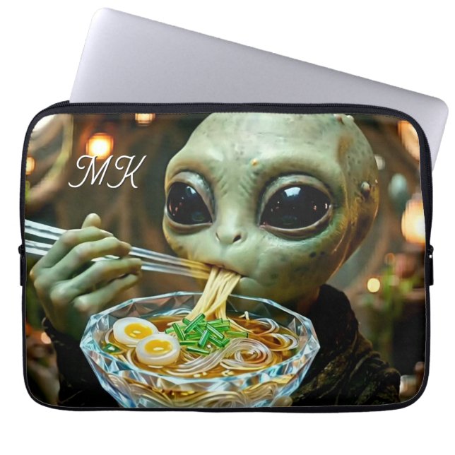 Grappige Alien die Ramen Noedels eet met Monogram Laptop Sleeve (Voorkant)