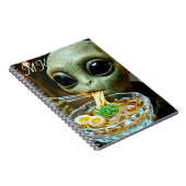 Grappige Alien die Ramen Noedels eet met Monogram Notitieboek (Rechterzijde)