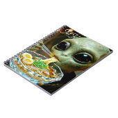 Grappige Alien die Ramen Noedels eet met Monogram Notitieboek (Linkerzijde)