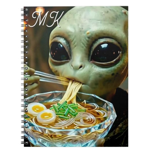 Grappige Alien die Ramen Noedels eet met Monogram Notitieboek (Voorkant)