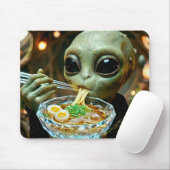 Grappige Alien die Ramen Noedels eet Muismat (Met muis)