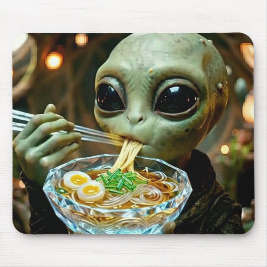 Grappige Alien die Ramen Noedels eet Muismat (Voorkant)