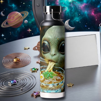 Grappige Alien die Ramen Noedels eet Waterfles