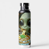 Grappige Alien die Ramen Noedels eet Waterfles (Links)