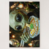 Grappige Alien die Ramen Noedels met Monogram eet Legpuzzel (Verticaal)