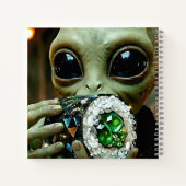 Grappige Alien die Ramen Noedels met Monogram eet Notitieboek (Achterkant)